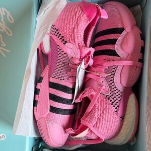 Trae Young 2 - Adidas Basketball Shoes - size US 9.5 - Brand New with box